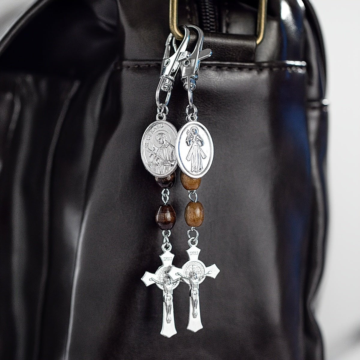 Chaveiro Sacra – Medalhão e Cruz em Zinco - Catholité